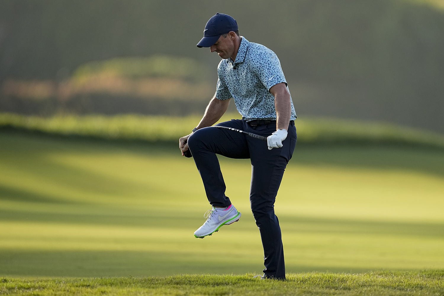  Rory McIlroy bends his club after his shot from the rough on the 14th hole during the third round of the U.S. Open golf tournament at the LA Country Club in Los Angeles, June 17, 2023. (AP Photo/George Walker IV) 