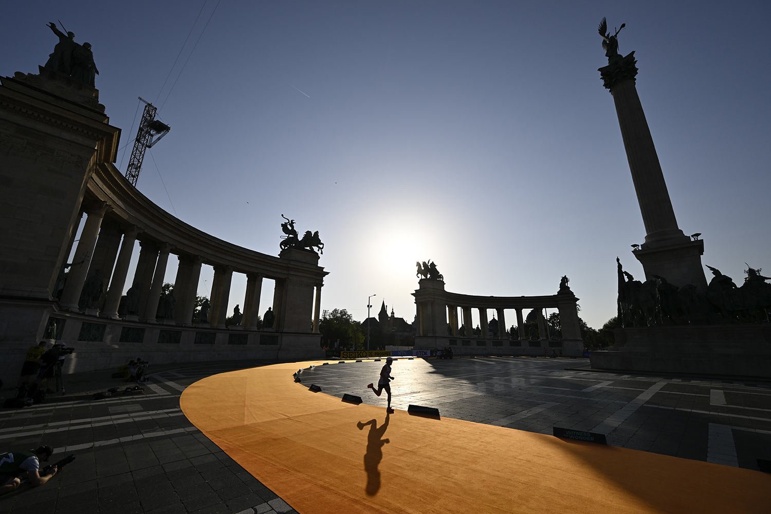  A runner competes in the men's marathon at the World Athletics Championships in Budapest, Hungary, Aug. 27, 2023. (AP Photo/Denes Erdos) 