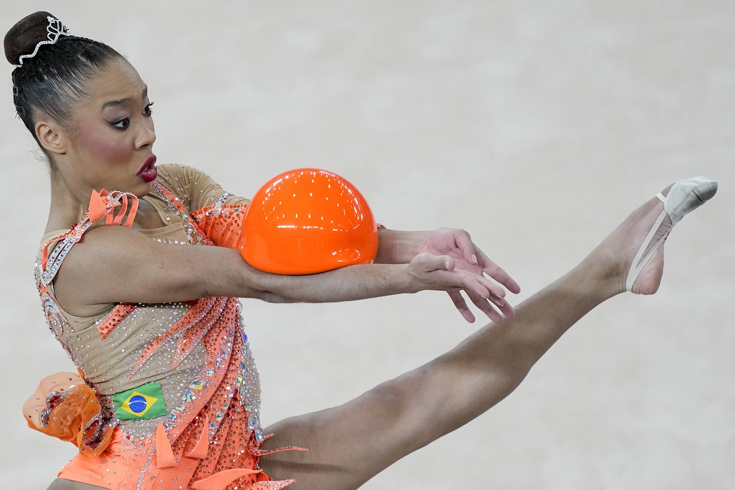  Brazil's Geovanna Santos competes in the gymnastics rhythmic individual ball final at the Pan American Games in Santiago, Chile, Nov. 3, 2023. (AP Photo/Esteban Felix) 