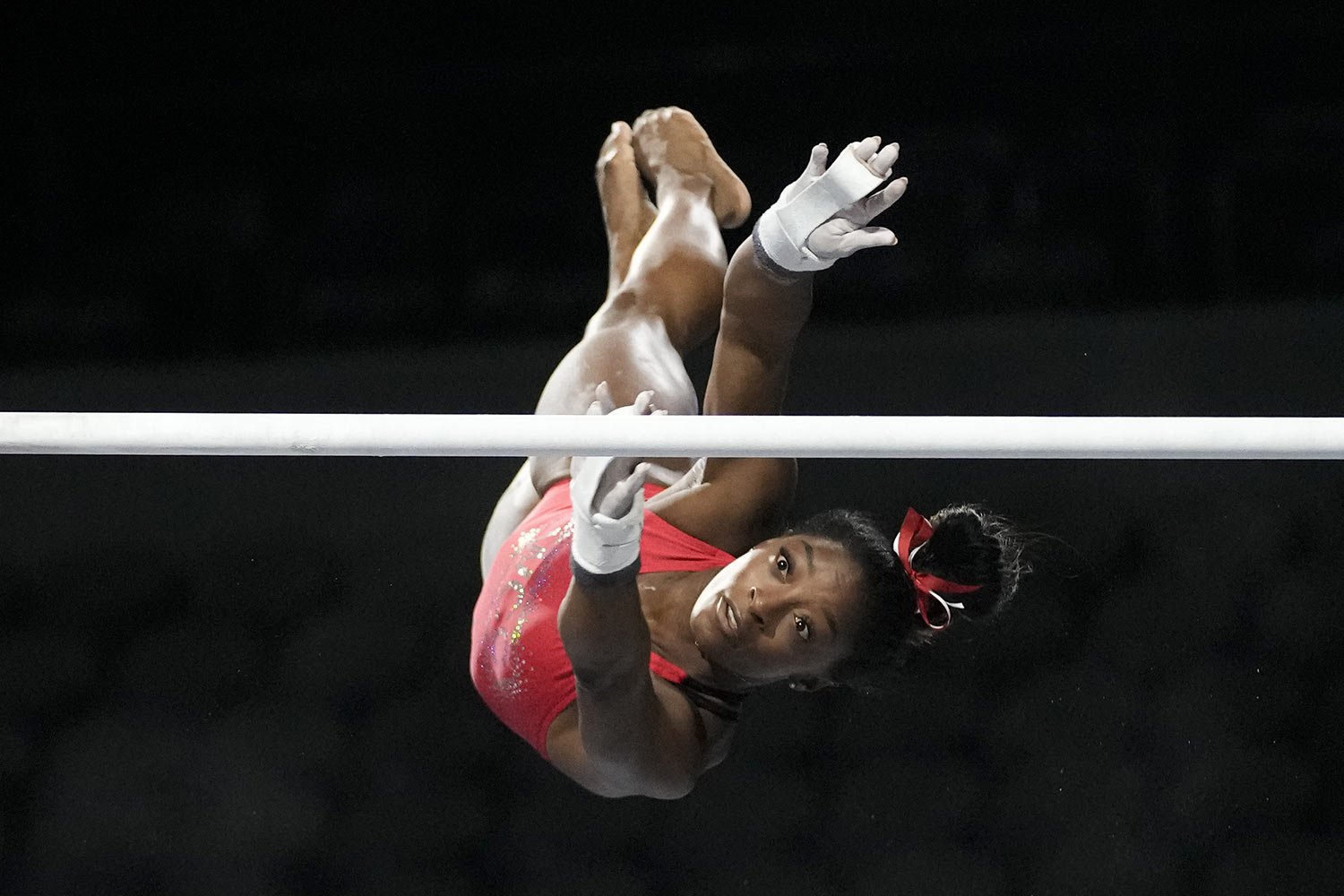  Simone Biles practices on the uneven bars at the U.S. Classic gymnastics competition, in Hoffman Estates, Ill., Aug. 4, 2023. (AP Photo/Morry Gash) 