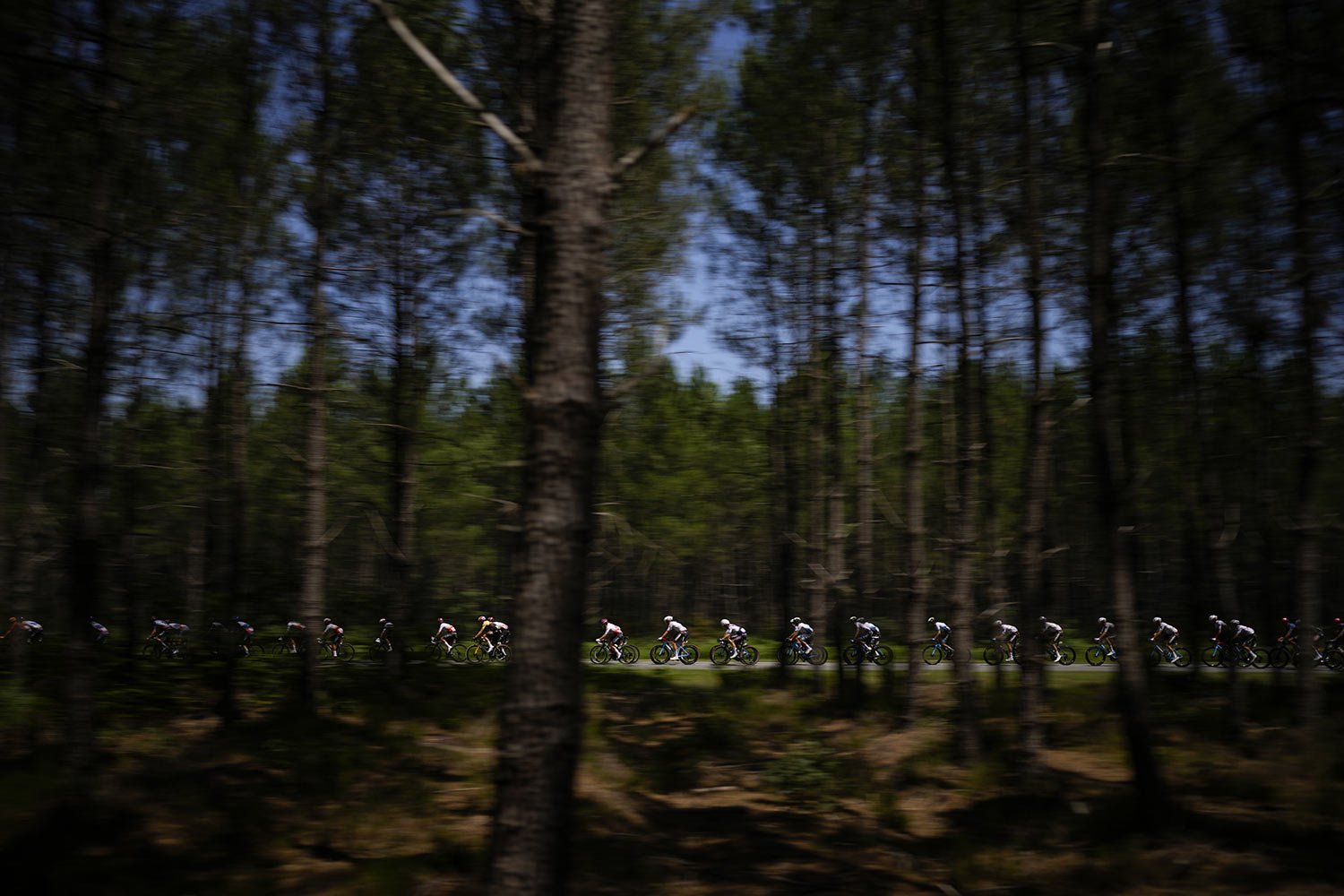  The pack rides during the seventh stage of the Tour de France cycling race with start in Mont-de-Marsan and finish in Bordeaux, France, July 7, 2023. (AP Photo/Daniel Cole) 