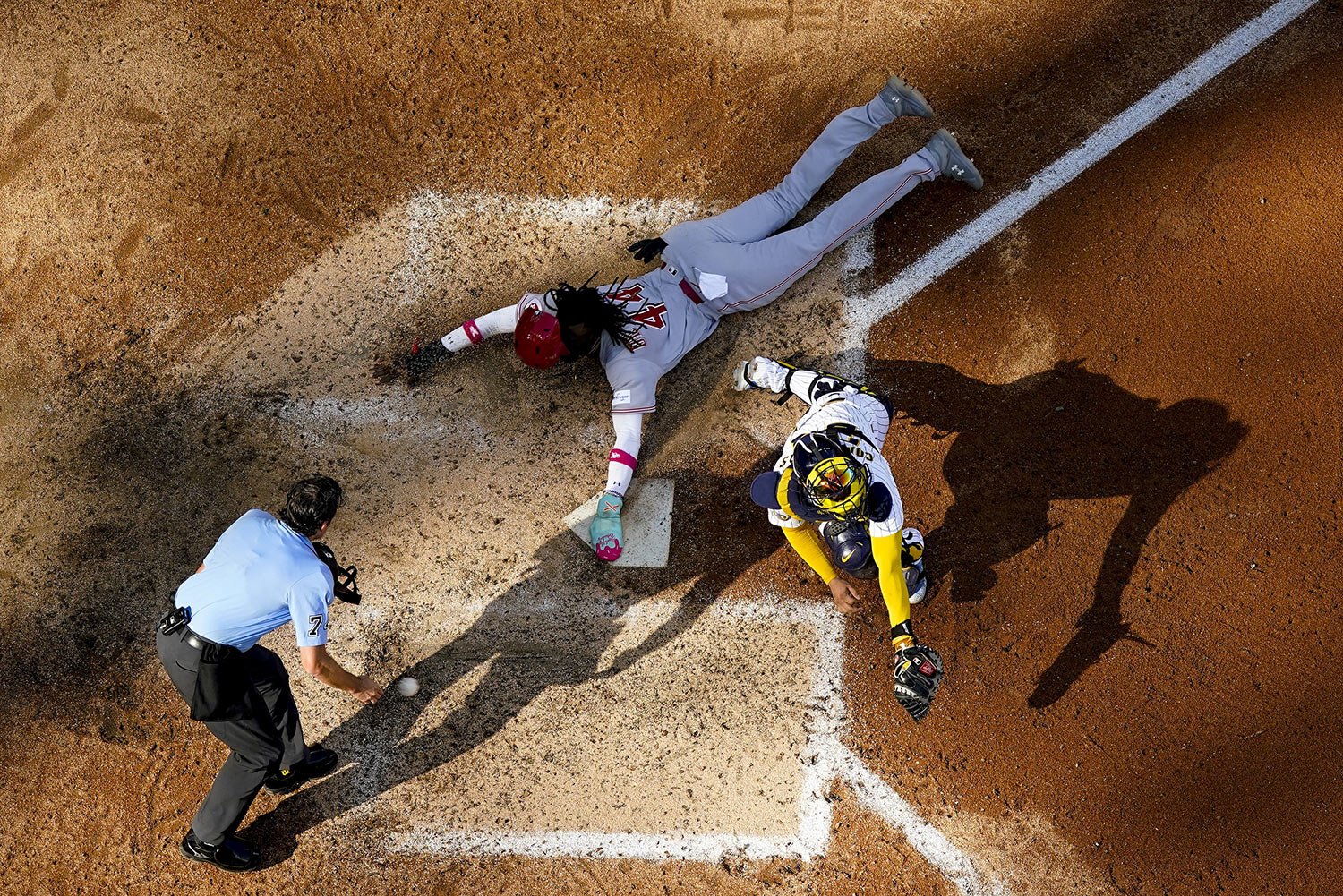  Cincinnati Reds' Elly De La Cruz steals home with Milwaukee Brewers catcher William Contreras covering, in the seventh inning of a baseball game in Milwaukee, July 8, 2023. (AP Photo/Morry Gash) 