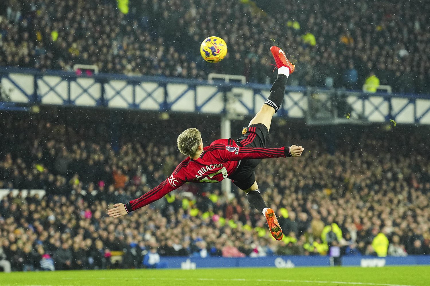  Manchester United's Alejandro Garnacho scores his side's first goal during the English Premier League soccer match against Everton, at Goodison Park Stadium, in Liverpool, England, Nov. 26, 2023. (AP Photo/Jon Super) 
