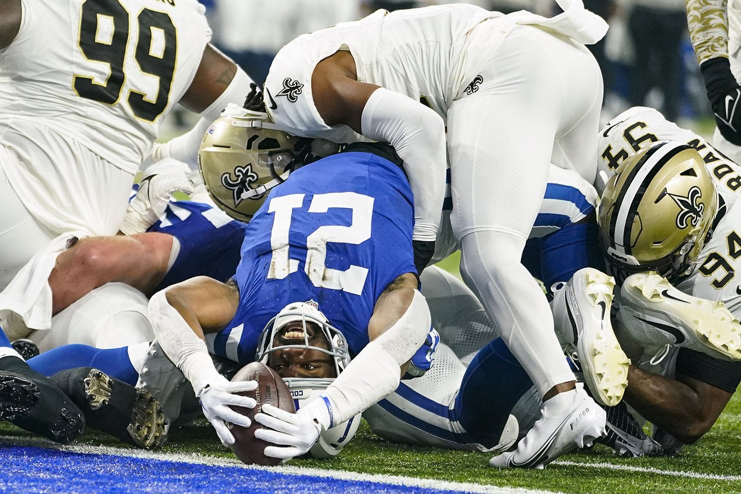  Indianapolis Colts running back Zack Moss reaches for a one-yard touchdown run against the New Orleans Saints during the first half of an NFL football game in Indianapolis, Oct. 29, 2023. (AP Photo/Michael Conroy) 