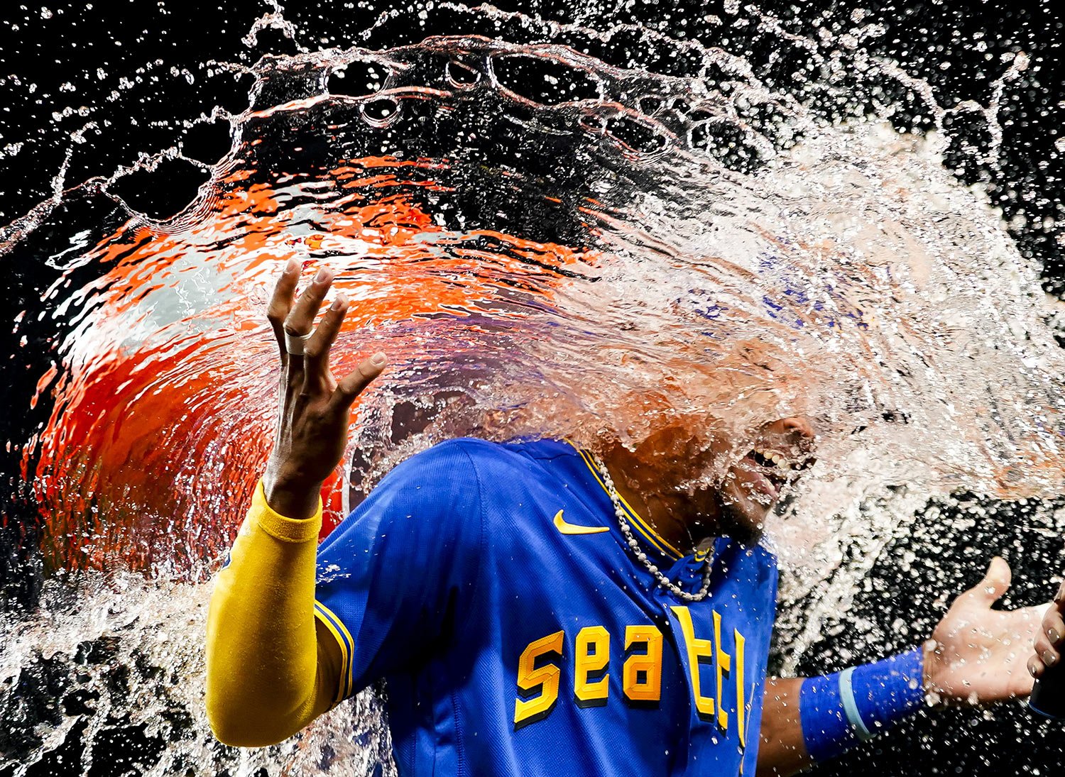  Seattle Mariners center fielder Julio Rodríguez is doused with after a 9-2 win over the Baltimore Orioles, at the end of their baseball game, in Seattle, Aug. 11, 2023. (AP Photo/Lindsey Wasson) 