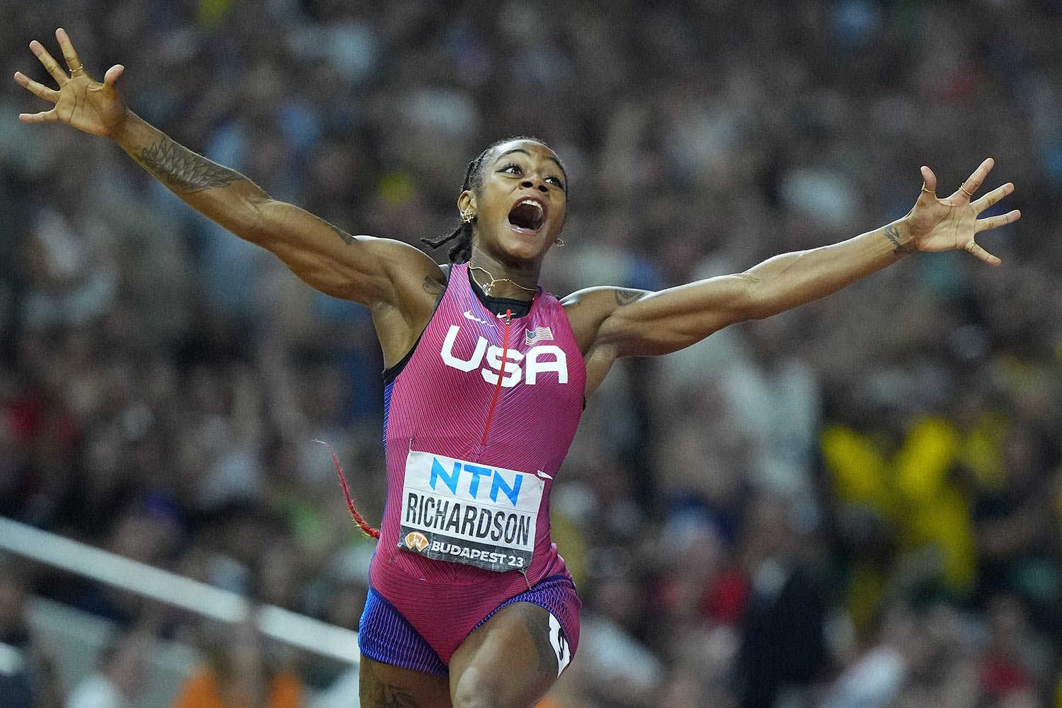  Sha'Carri Richardson, of the United States, celebrates winning the gold medal in the final of the women's 100-meters during the World Athletics Championships in Budapest, Hungary, Aug. 21, 2023. (AP Photo/Petr David Josek) 