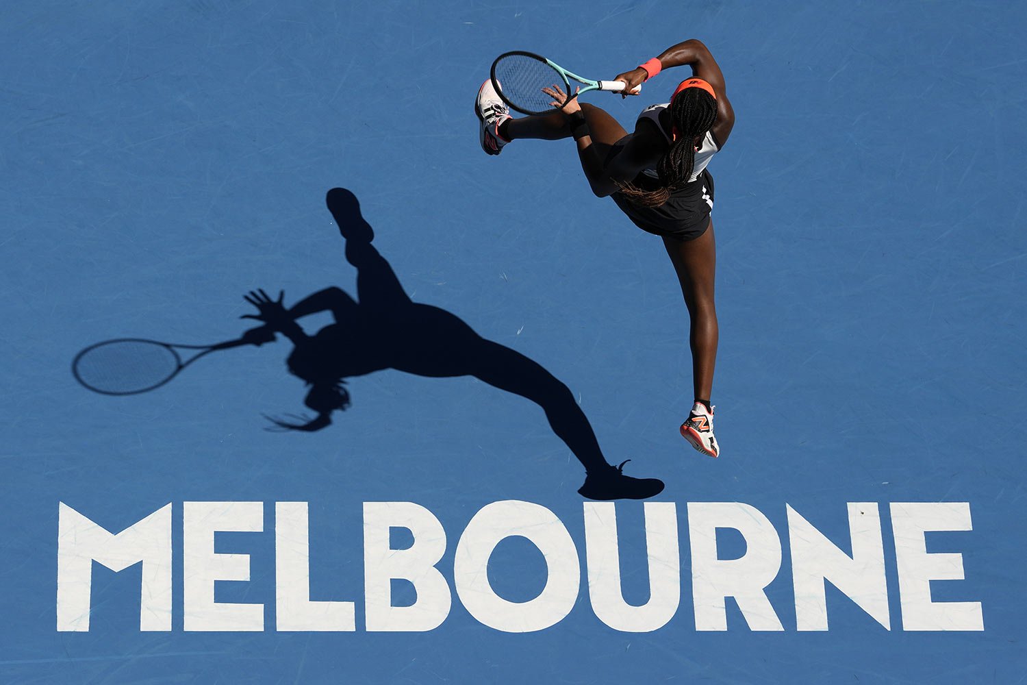  Coco Gauff of the U.S. plays a forehand return to compatriot Bernarda Pera during their third round match at the Australian Open tennis championship in Melbourne, Jan. 20, 2023. (AP Photo/Aaron Favila) 