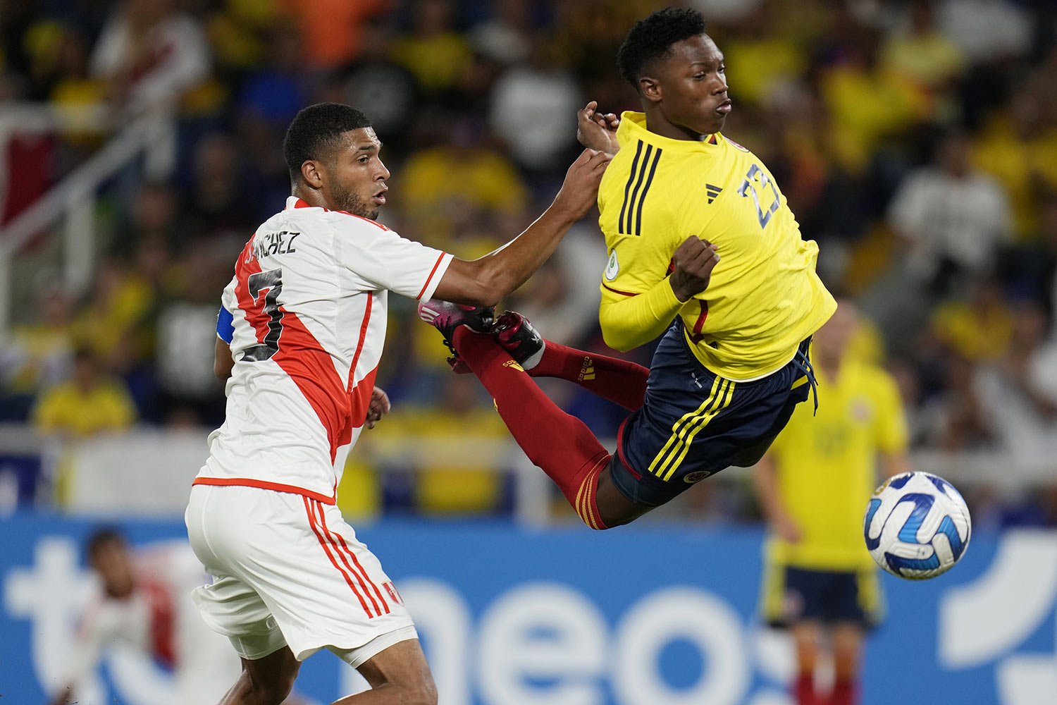  Peru's Jose Sanchez, left, and Colombia's Jorge Cabezas, battle for the ball during a South America U-20 soccer match in Cali, Colombia, Jan. 21, 2023. (AP Photo/Fernando Vergara) 