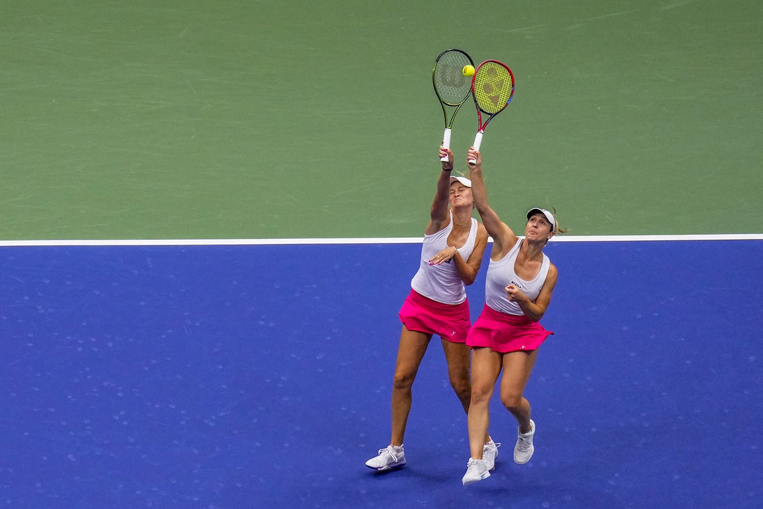  Gabriela Dabrowski, of Canada, right, and Erin Routliffe, of New Zealand, return a shot during the women's doubles final, in New York, Sept. 10, 2023. (AP Photo/Manu Fernandez) 