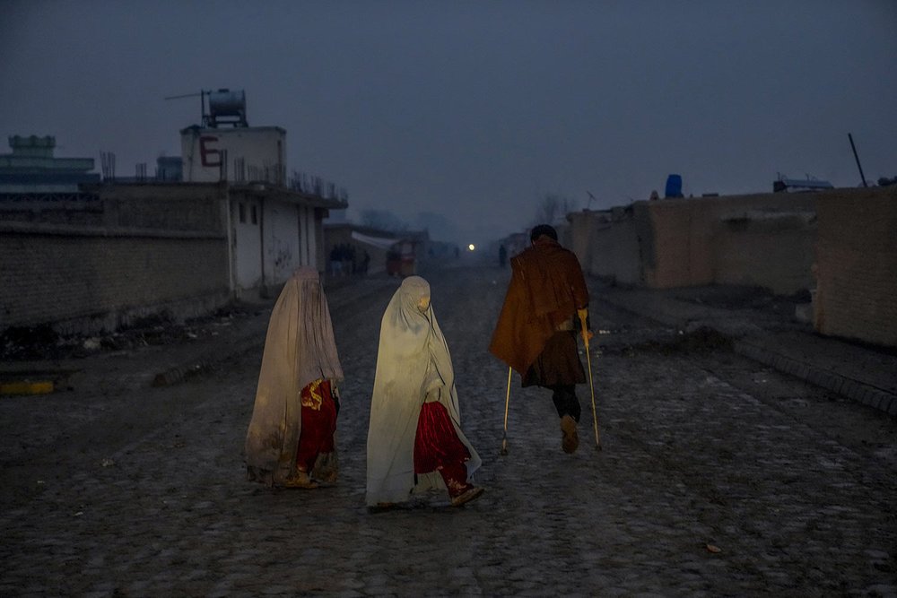  An internally displaced man who lost one of his legs during a suicide attack at the Kabul airport, walks in a camp on the outskirts of Kabul, Afghanistan, Feb 2, 2023. (AP Photo/Ebrahim Noroozi) 