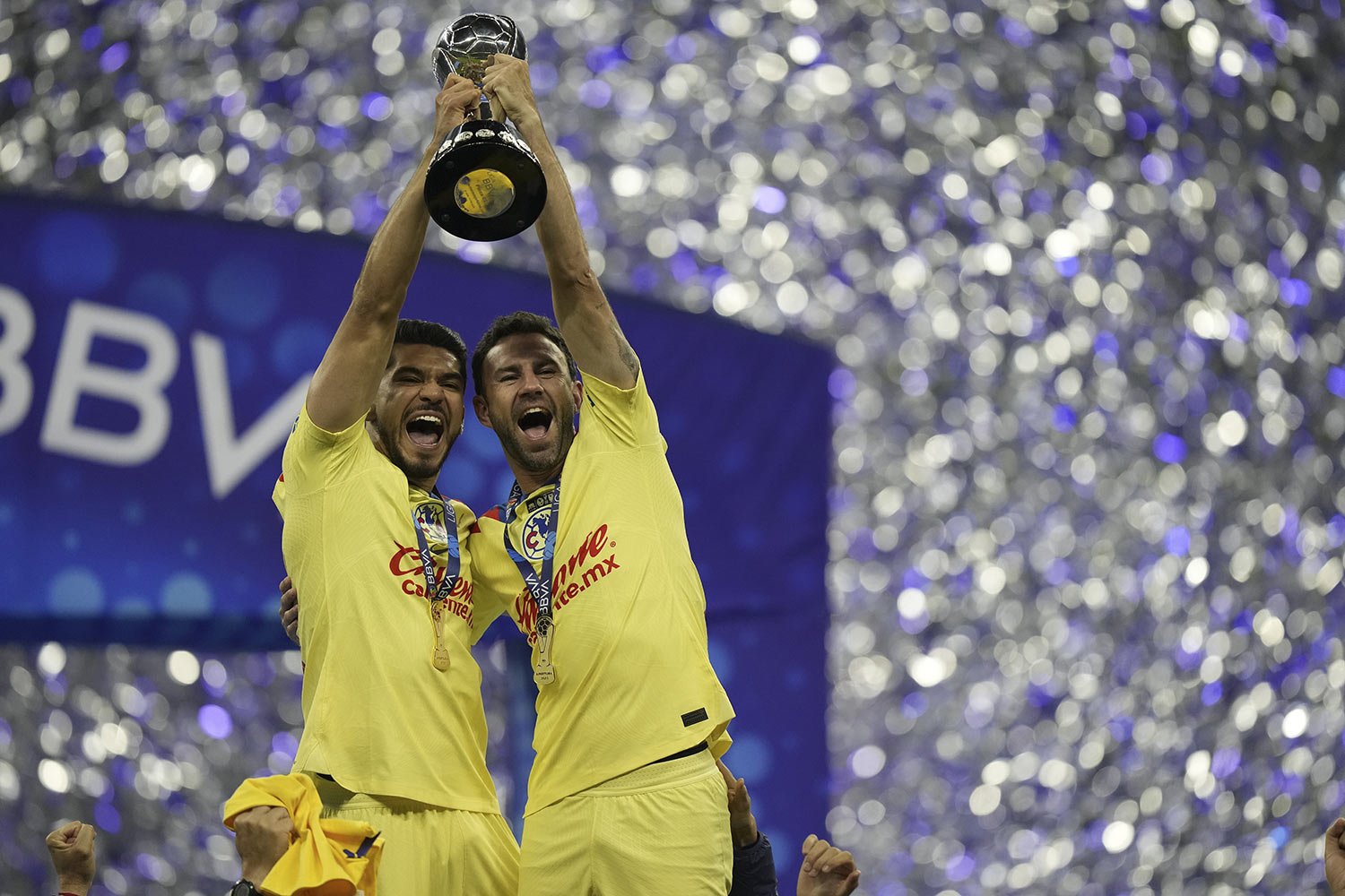  America soccer players Miguel Layun, right, and Henry Martin hold up their team’s Mexican soccer league trophy after their 4-1 victory over Tigres after the second leg match in Mexico City, Dec. 17, 2023. (AP Photo/Fernando Llano) 