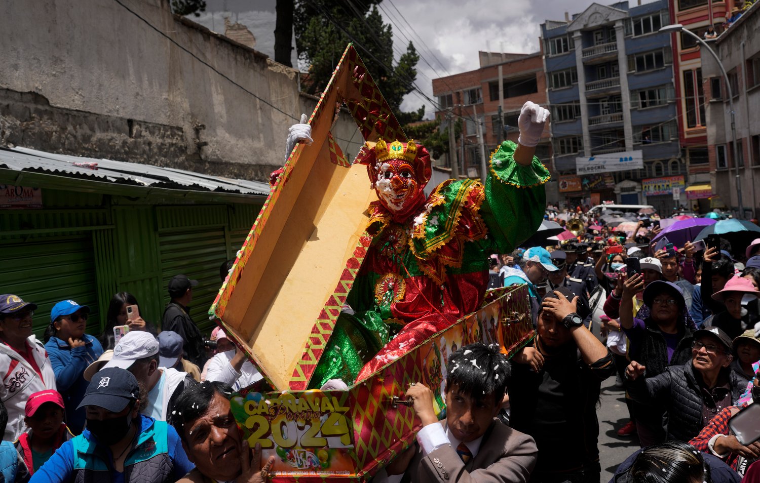  People take part in a procession to open the Carnival season with the symbolic unearthing of Pepino, one of the three main Carnival characters who represents joy, in La Paz, Bolivia, Jan. 21, 2024. (AP Photo/Juan Karita) 