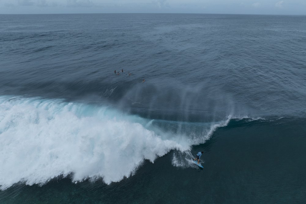  A surfer rides a wave in Teahupo'o, Tahiti, French Polynesia, Saturday, Jan. 13, 2024. (AP Photo/Daniel Cole) 