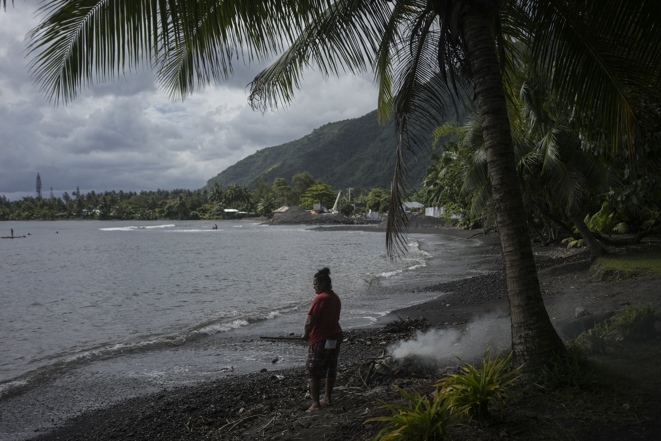  A person burns fallen leaves on a beach in Teahupo'o, Tahiti, French Polynesia, Friday, Jan. 13, 2024. (AP Photo/Daniel Cole) 