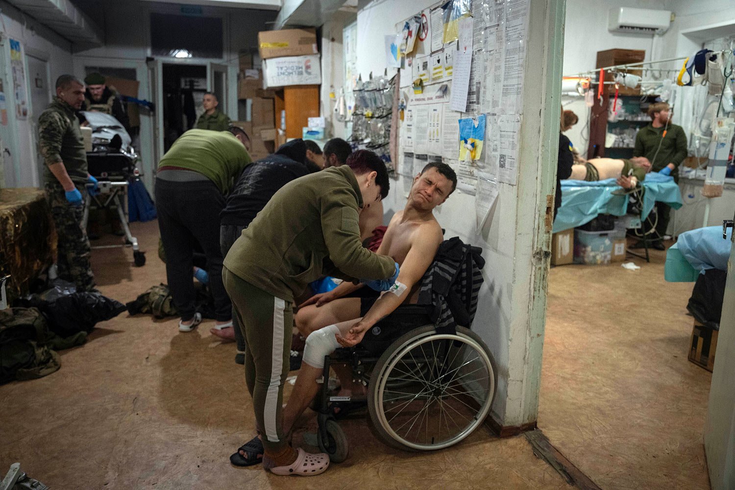  Military medics give first aid to wounded Ukrainian soldiers near Bakhmut, Ukraine, Thursday, Jan. 25, 2024. (AP Photo/Efrem Lukatsky) 