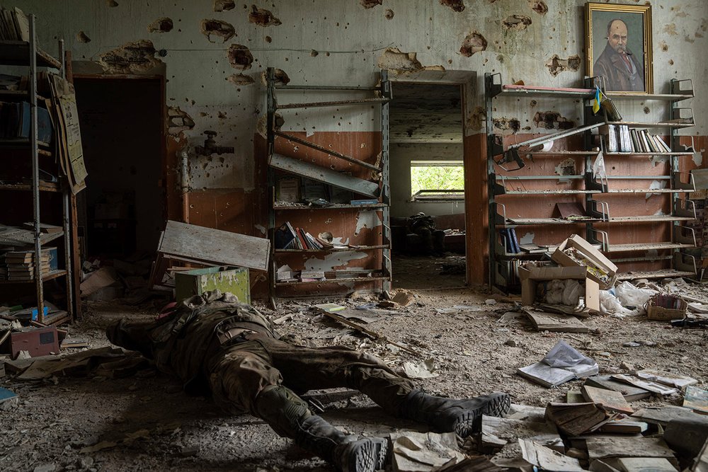  The body of a Russian soldier lies inside a building in the village of Blahodatne, Ukraine, Saturday, June 17, 2023.  (AP Photo/Evgeniy Maloletka) 