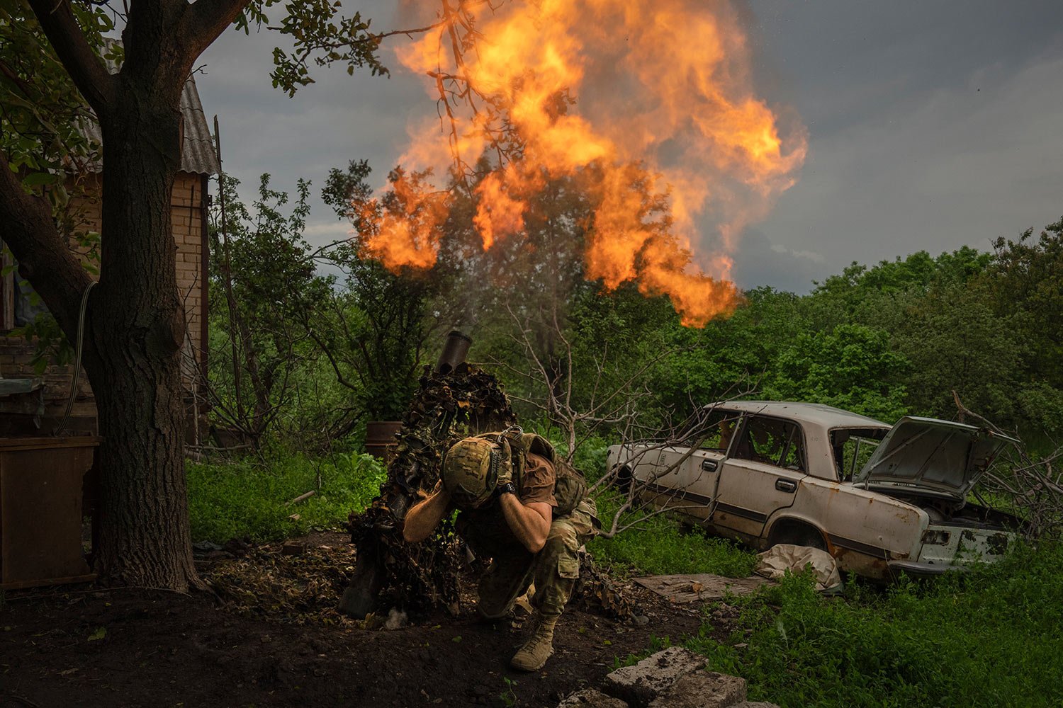  A Ukrainian soldier fires a mortar at Russian positions on the front line near Bakhmut, Ukraine, Sunday, May 28, 2023. (AP Photo/Efrem Lukatsky) 