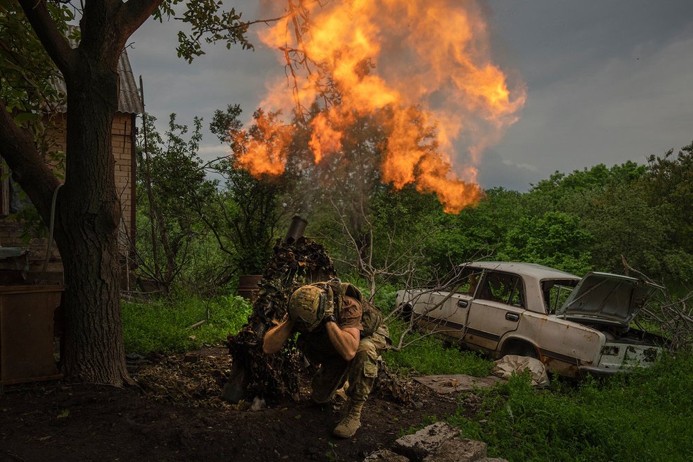  A Ukrainian soldier fires a mortar at Russian positions on the front line near Bakhmut, Ukraine, Sunday, May 28, 2023. (AP Photo/Efrem Lukatsky) 