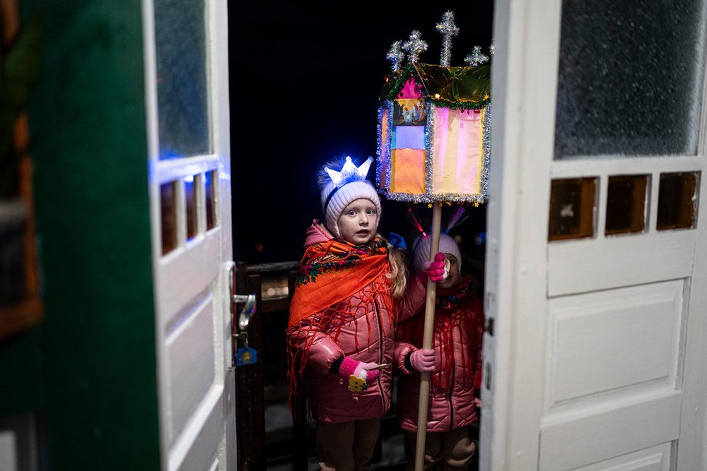  Children sing traditional songs during a Christmas celebration in Kryvorivnia village, Ukraine, Sunday, Dec. 24, 2023. (AP Photo/Evgeniy Maloletka) 