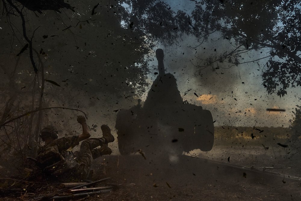 An officer in a special Ukrainian police unit falls as he fires a D-30 cannon towards Russian positions along the front line, near Kreminna, Ukraine, Friday, July 7, 2023. (AP Photo/Libkos) 
