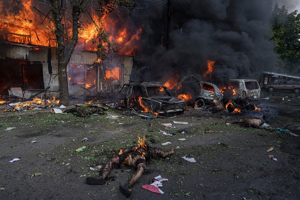  EDS NOTE: GRAPHIC CONTENT - Dead bodies lie on the ground in front of a burning market after a rocket hit the city center of Kostiantynivka, Ukraine, Wednesday, Sept. 6, 2023. (AP Photo/Evgeniy Maloletka) 