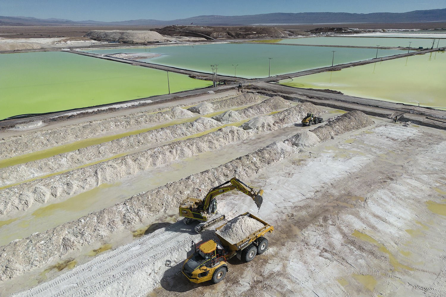  Heavy equipment collects lithium carbonate at the SQM Lithium company facilities near Peine, Chile, April 18, 2023. (AP Photo/Rodrigo Abd) 