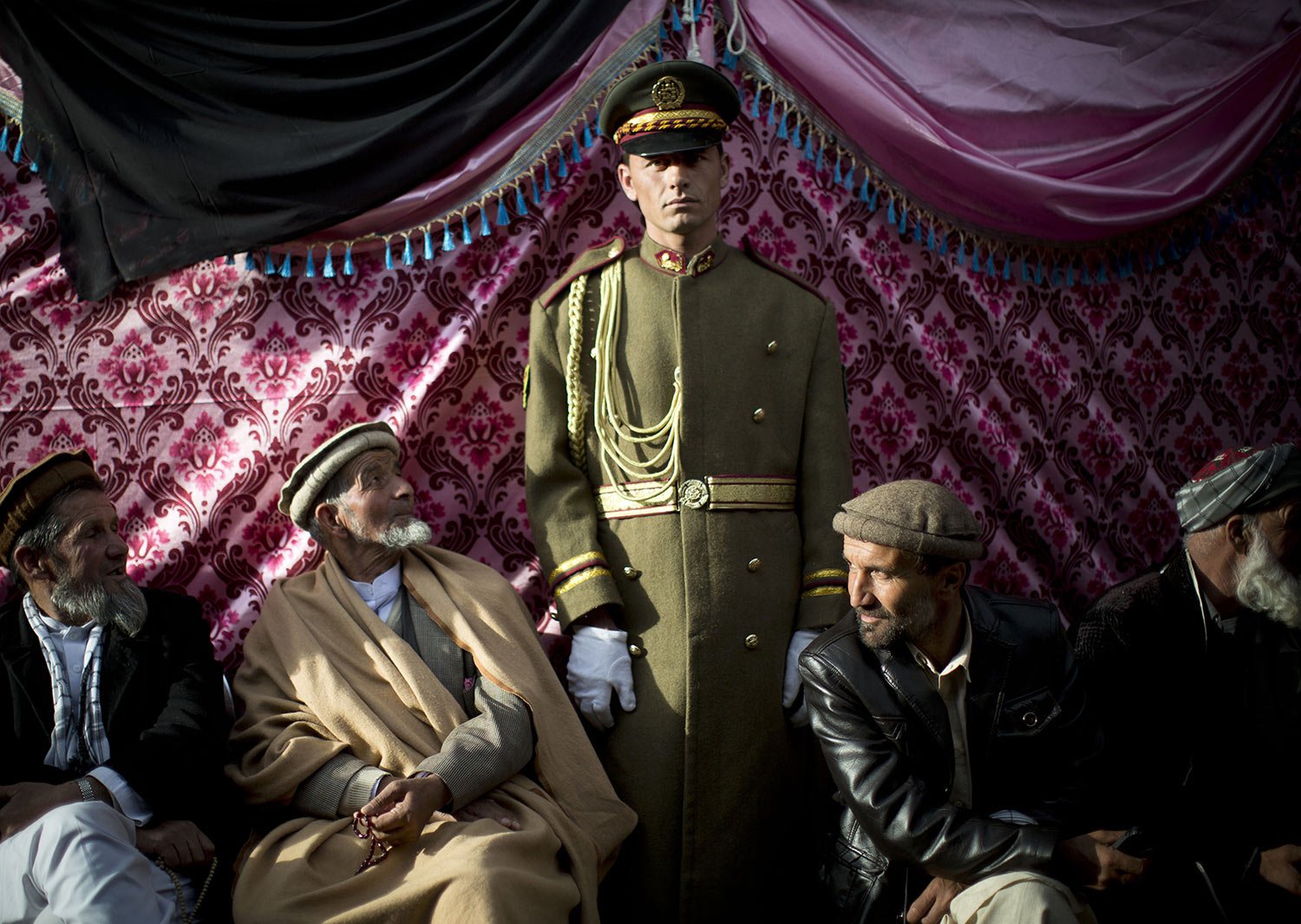  An honor guard stands next to men who arrived to mourn the death of late Vice President Field Marshal Mohammed Qasim Fahim outside his house in Kabul, Afghanistan, Monday, March 10, 2014.  (AP Photo/Anja Niedringhaus) 