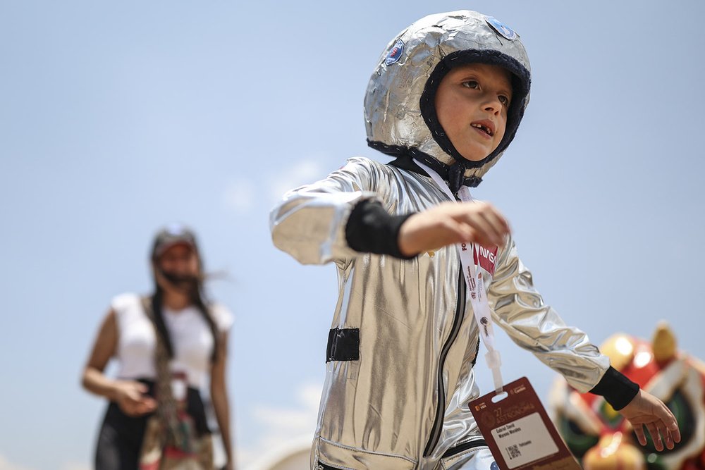  A child dressed as an astronaut attends an Astronomy Festival in Villa de Leyva, Colombia, March 16, 2024. (AP Photo/Ivan Valencia) 