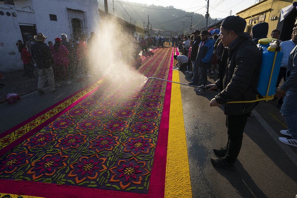  The Alvarez family adds the finishing touches to their sawdust carpet in preparation for a Good Friday procession during Holy Week in Antigua, Guatemala, March 29, 2024. (AP Photo/Moises Castillo) 