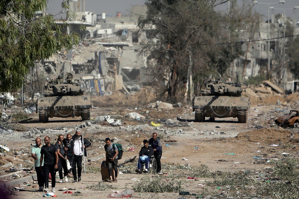  Palestinians flee to northern Gaza as Israeli tanks block the Salah al-Din road in the central Gaza Strip on Friday, Nov. 24, 2023, as the four-day cease-fire in the Israel-Hamas war begins as part of an agreement that Qatar helped broker. Photo by 