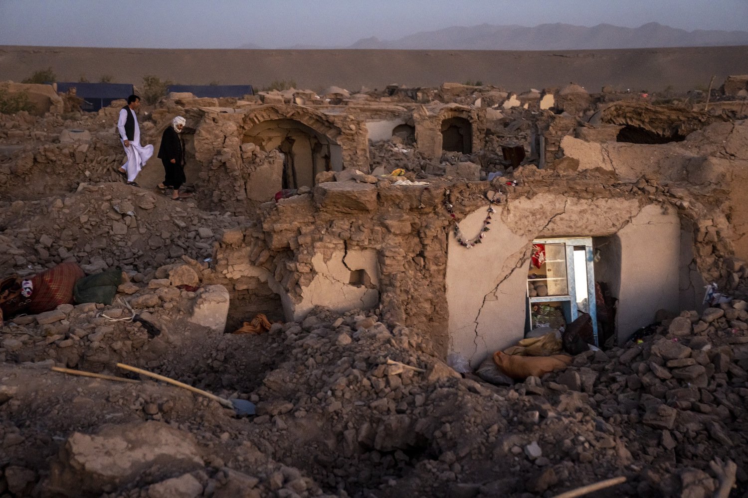  Afghan men search for victims after an earthquake in Zenda Jan district in Herat province, of western Afghanistan, Sunday, Oct. 8, 2023. Powerful earthquakes killed at least 2,000 people in western Afghanistan, a Taliban government spokesman said Su