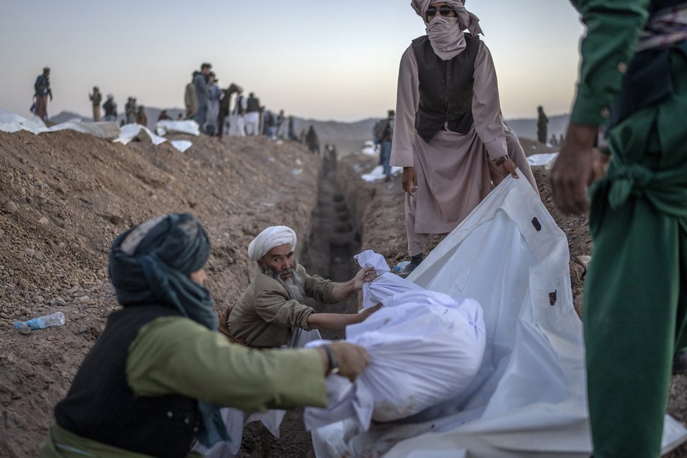  Afghans bury hundreds of people killed in an earthquake at a burial site, outside a village in Zenda Jan district in Herat province, western of Afghanistan, Monday, Oct. 9, 2023. Saturday's deadly earthquake killed and injured thousands when it leve