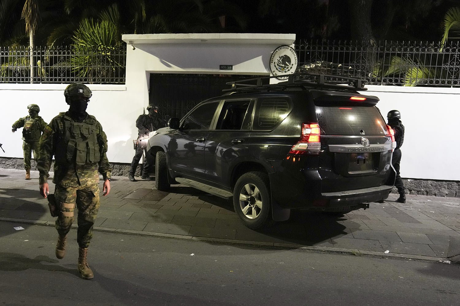  Police attempt to break into the Mexican embassy in Quito, Ecuador, April 5, 2024, following Mexico's granting of asylum to former Ecuadorian Vice President Jorge Glas, who had sought refuge here. Police later forcibly broke into the embassy through