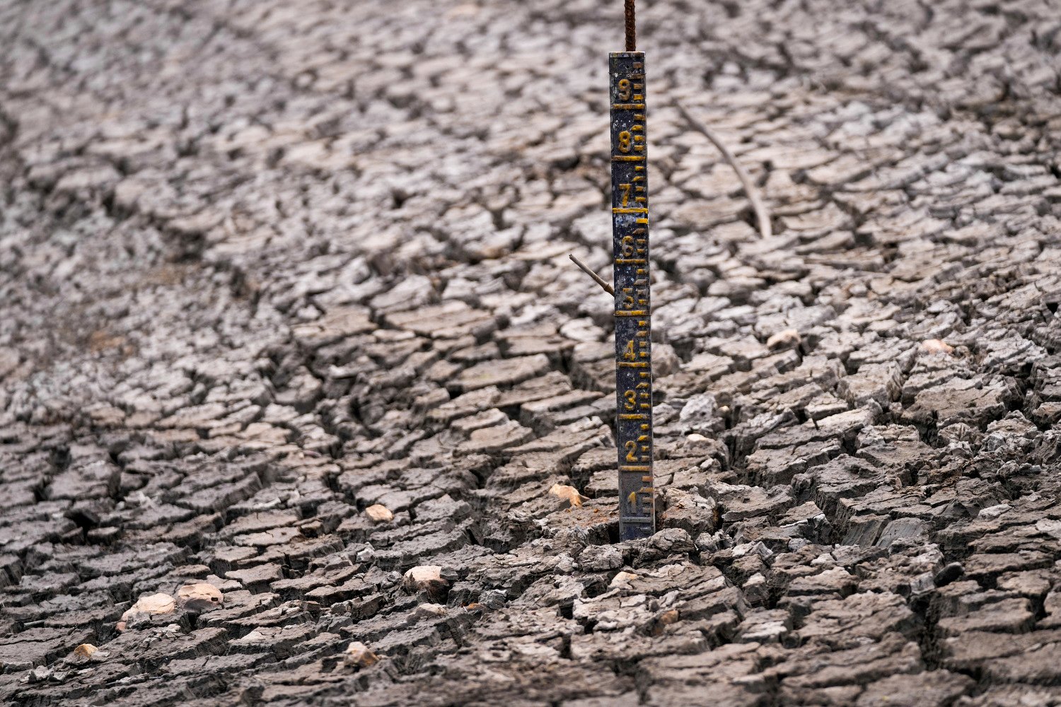  A water level marker stands in the San Rafael reservoir, a source of drinking water for Bogota that is low due to the El Niño weather phenomenon, in La Calera on the outskirts of Bogota, Colombia, April 8, 2024.(AP Photo/Fernando Vergara) 