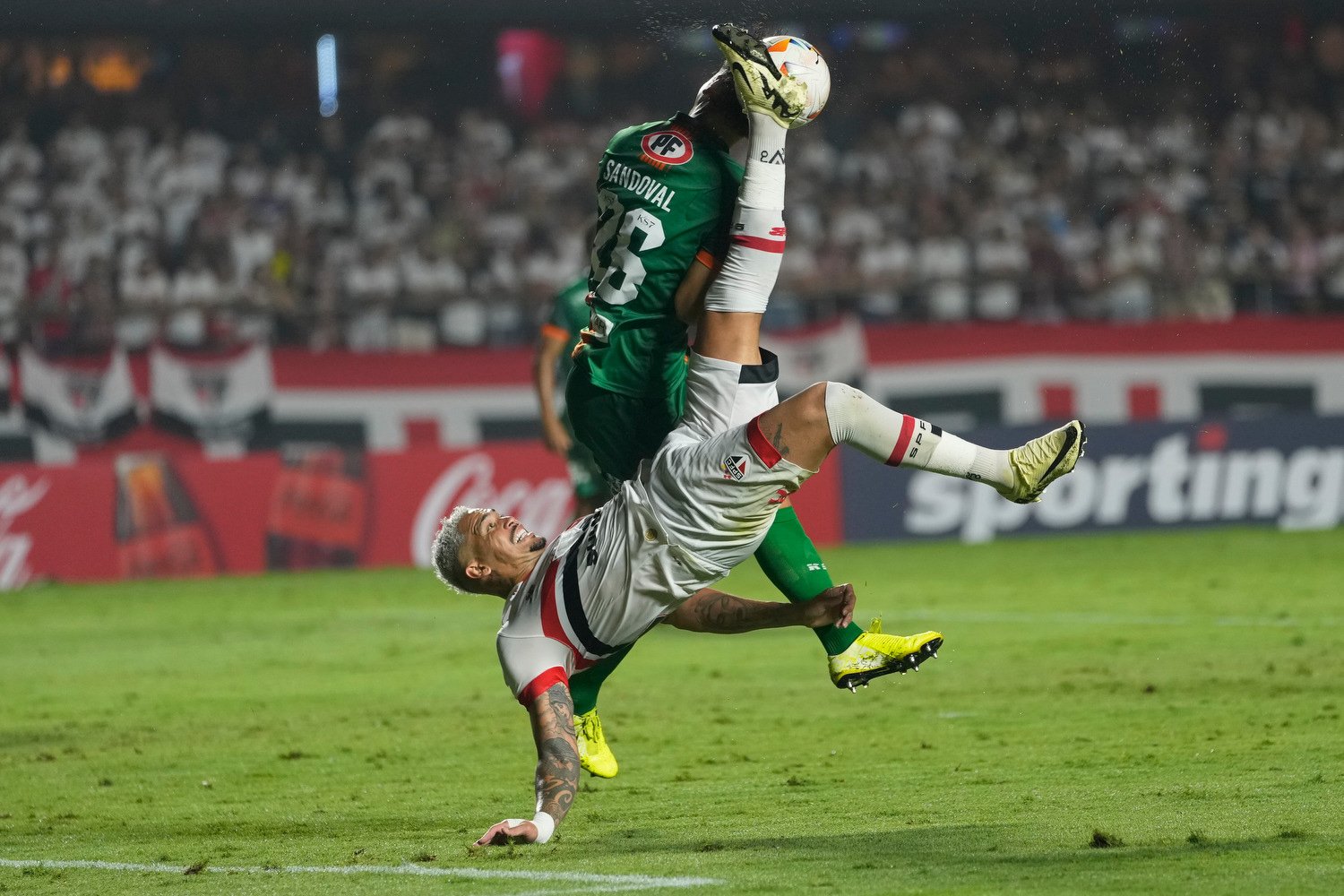  Luciano of Brazil's Sao Paulo, bottom, and Rodrigo Sandoval of Chile's Cobresal, battle for the ball during a Copa Libertadores Group B soccer match at Morumbi stadium in Sao Paulo, Brazil, April 10, 2024. (AP Photo/Andre Penner) 