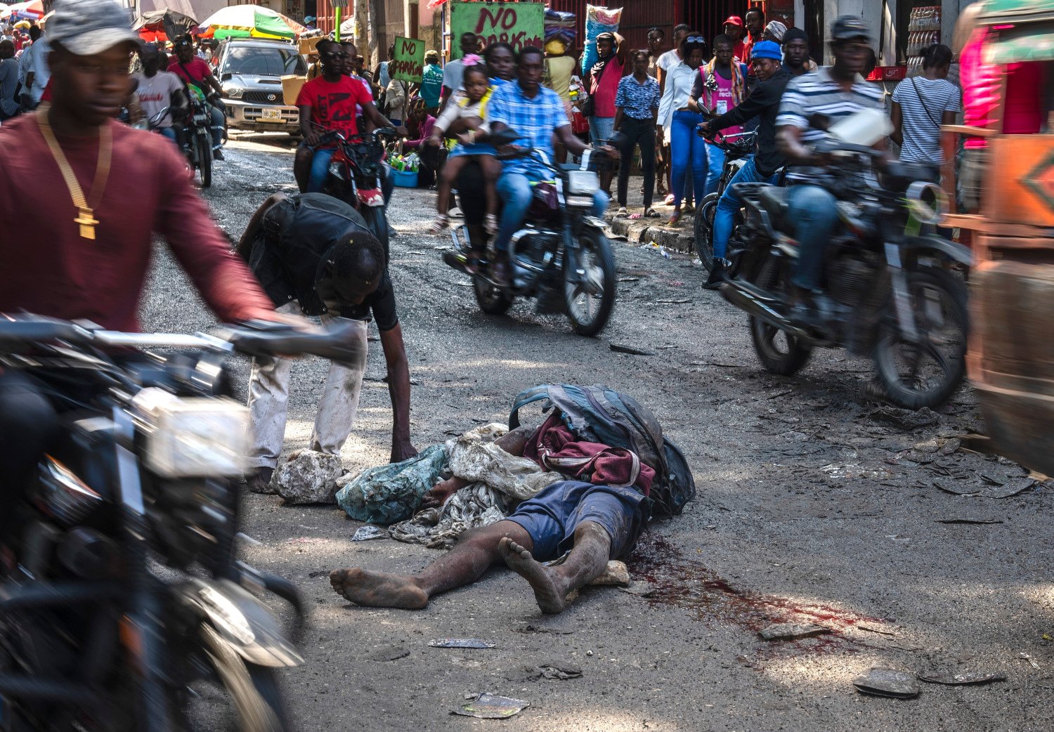  A body lies in the middle of the street in the Petion-Ville neighborhood of Port-au-Prince, Haiti, April 22, 2024. (AP Photo/Ramon Espinosa) 