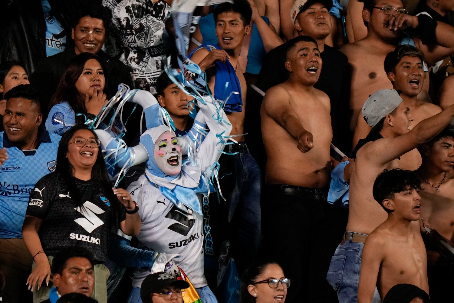  Bolivia Bolivar fans cheer during a Copa Libertadores group E soccer match against Brazil's Flamengo in La Paz, Bolivia, April 24, 2024. (AP Photo/Juan Karita) 