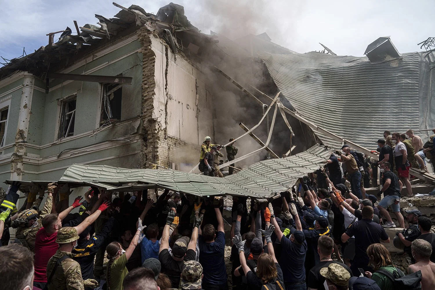 Emergency services work at the site of Okhmatdyt children's hospital hit by Russian missiles, in Kyiv, Ukraine, Monday, July 8, 2024. (AP Photo/Evgeniy Maloletka) 