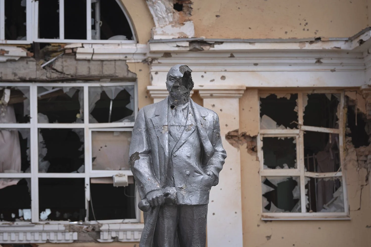  A damaged monument to Soviet founder Vladimir Lenin stands in a central square in Sudzha, Kursk region, Russia, Friday, Aug. 16, 2024. This image was approved by the Ukrainian Defense Ministry before publication. (AP Photo) 