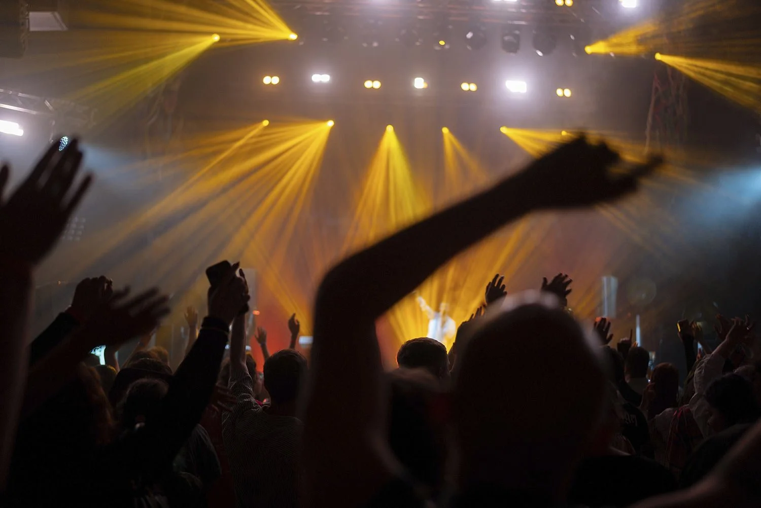  The crowd reacts as the performer who goes by the name 'the Coma Coma', and an active serviceman of the Hroza battalion, performs during the Kvartyrynka music festival in Kyiv, Ukraine, Saturday, Sept. 15, 2024. (AP Photo/Alex Babenko) 
