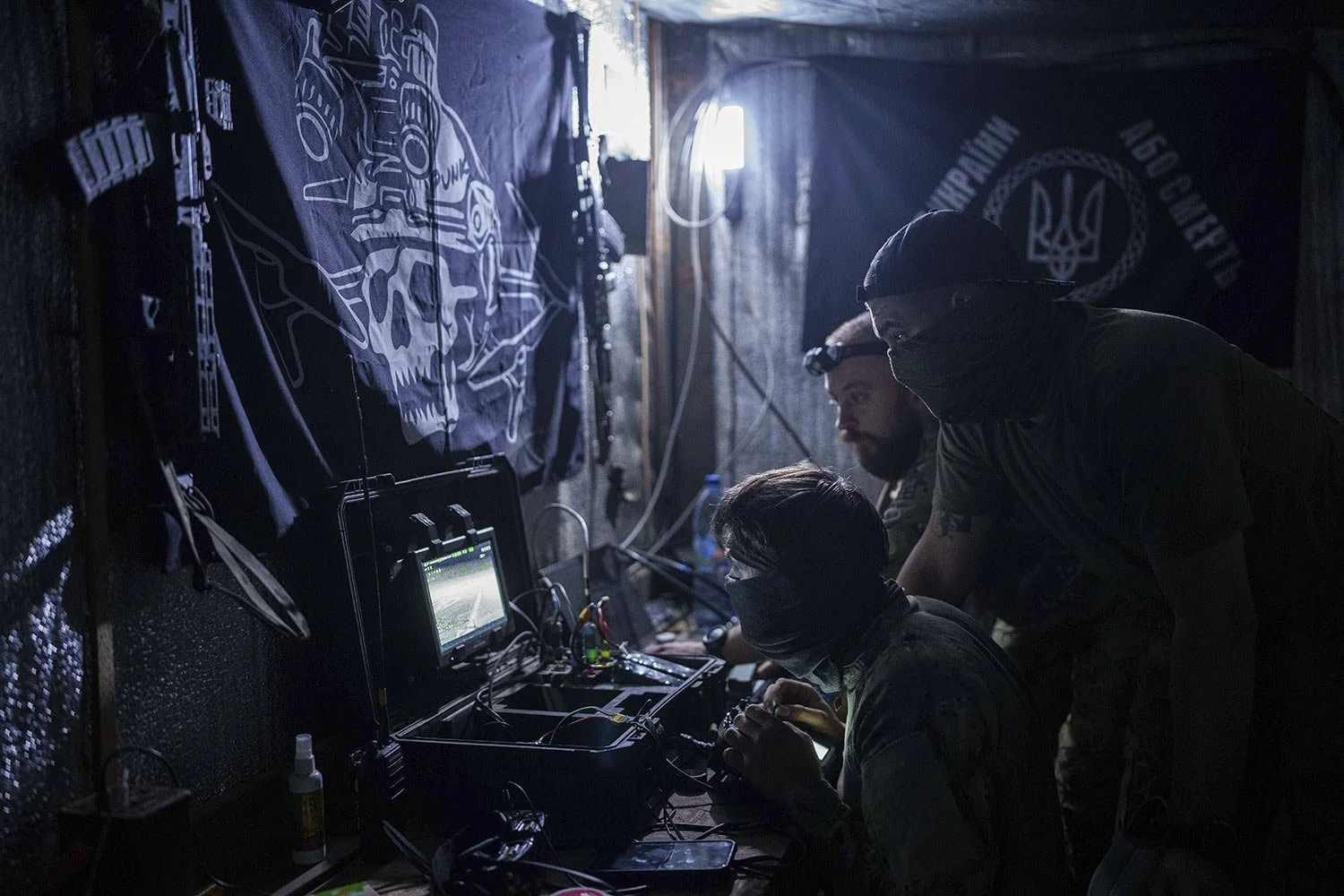  Ukrainian soldiers of the 3rd assault brigade fly an FPV exploding drone over Russian positions in Kharkiv region, Ukraine, Aug. 25, 2024. (AP Photo/Evgeniy Maloletka) 