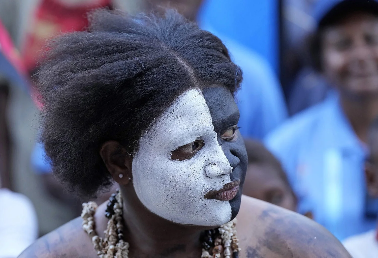  A traditional dancer waits for the arrival of Pope Francis at Caritas Technical Secondary School in Port Moresby, Papua New Guinea, Saturday, Sept. 7, 2024. (AP Photo/Mark Baker) 