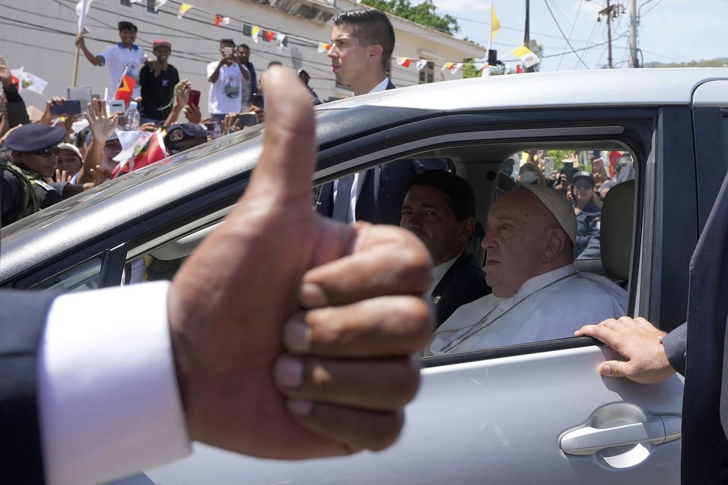  People greet Pope Francis as he travels in a car on way to another venue in Dili, East Timor, Tuesday, Sept. 10, 2024. (AP Photo/Firdia Lisnawati) 
