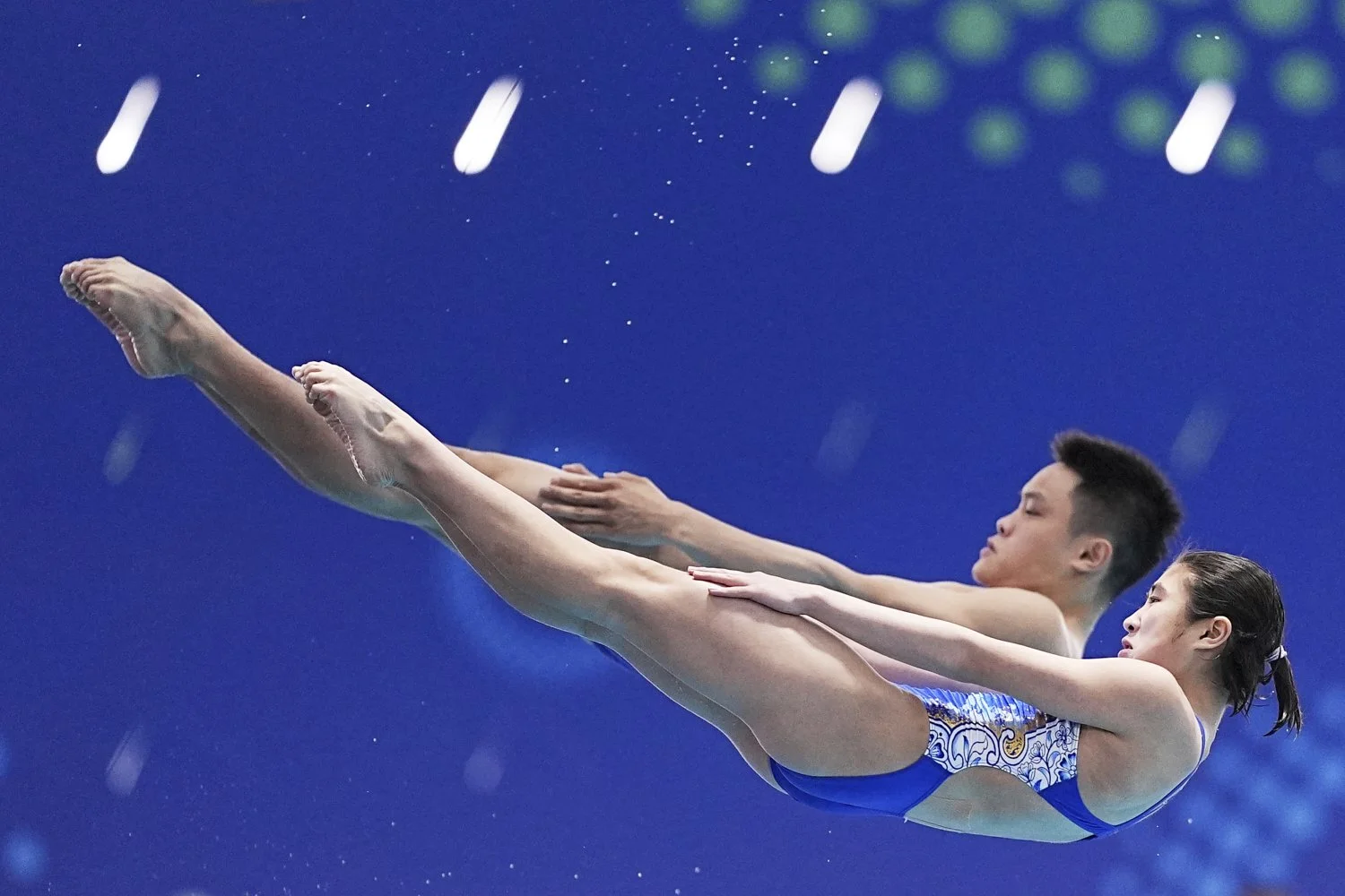 Xie Peiling and Zhu Yongxin of China compete in the mixed 10m synchronised finals at the World Aquatics Championships in Singapore, Sunday, July 27, 2025. (AP Photo/Ng Han Guan)
