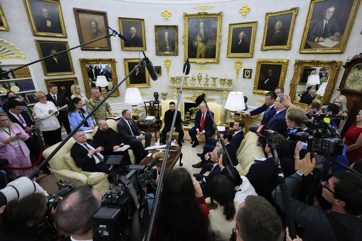 U.S. President Donald Trump speaks with Ukraine's President Volodymyr Zelenskyy in the Oval Office of the White House in Washington, Aug. 18, 2025. (AP Photo/Julia Demaree Nikhinson)