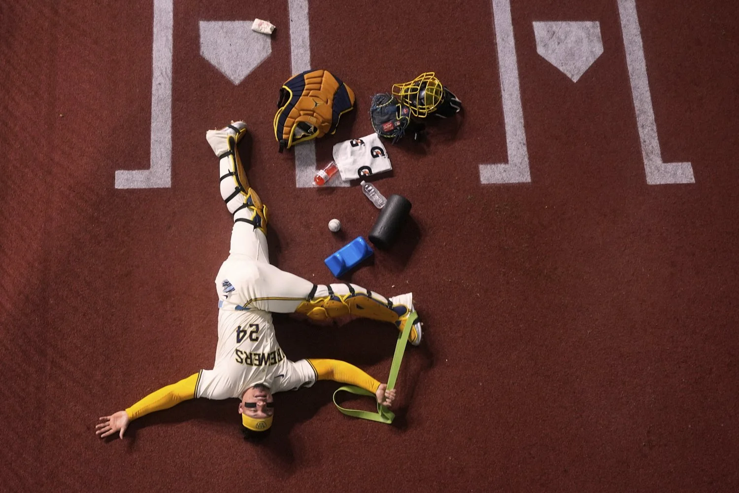  Milwaukee Brewers' William Contreras warms up before Game 2 of baseball's National League Championship Series against the Los Angeles Dodgers in Milwaukee, Oct. 14, 2025. (AP Photo/Morry Gash) 