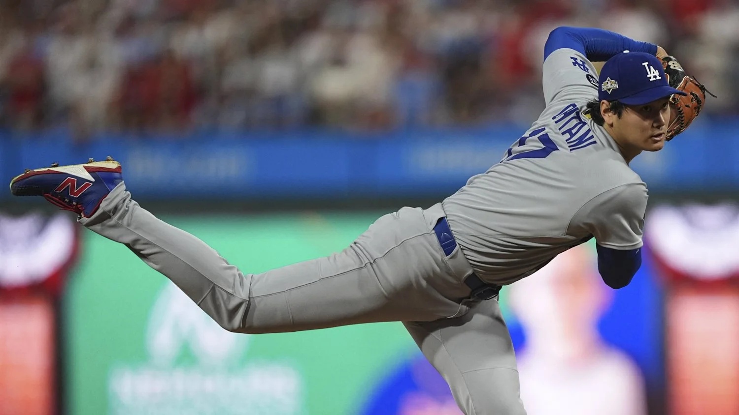  Los Angeles Dodgers' Shohei Ohtani pitches during the first inning in Game 1 of baseball's National League Division Series in Philadelphia, Oct. 4, 2025. (AP Photo/Matt Rourke) 