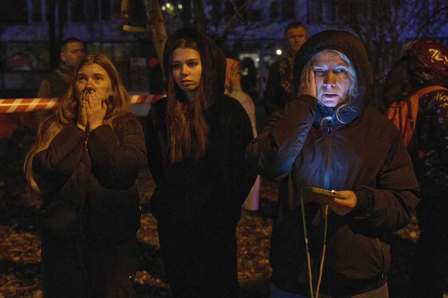  Local residents react as they watch their burning home after a drone hit a multi-storey residential building during Russia's night drone attack in Kyiv, Ukraine, Tuesday, Nov. 25, 2025. (AP Photo/Efrem Lukatsky) 