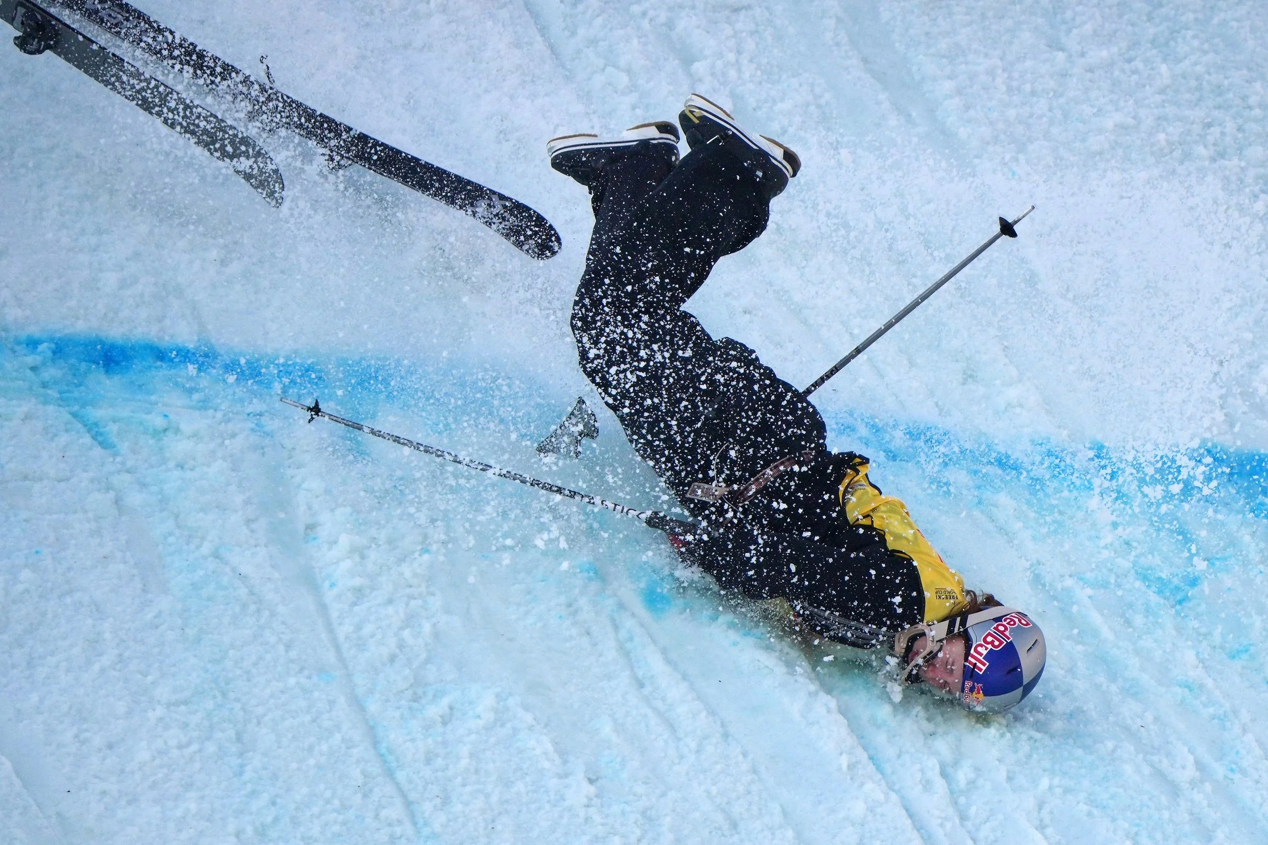  Britain's Kirsty Muir crashes during the women's freeski big air final at the FIS Snowboard &amp; Freeski World Cup 2025 in Beijing, Dec. 6, 2025. (AP Photo/Andy Wong 