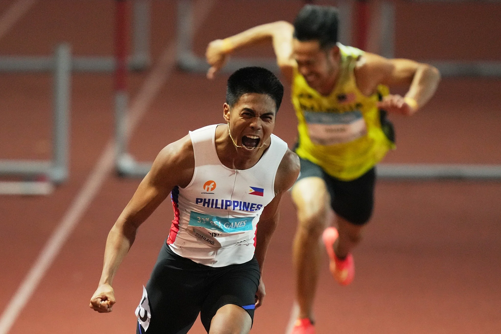  Philippines John Christopher Tolentino celebrates winning the men's 110m hurdles final race at the 33rd Southeast Asian Games in Bangkok, Thailand, Dec 12, 2025. (AP Photo/Achmad Ibrahim) 